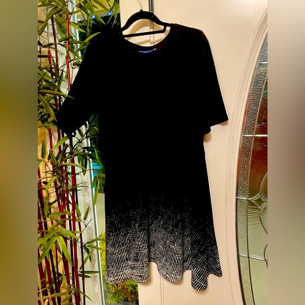 APT. 9 Black dress with beautiful gray pattern size L.